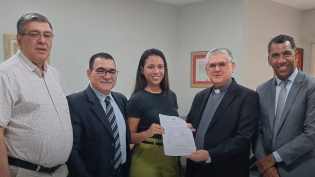 Advogados e comissão do economato entregam o novo estatuto da Diocese de Uberlândia